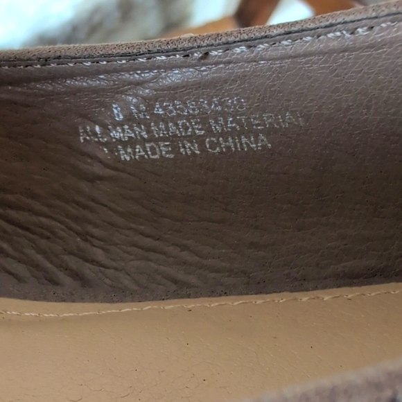 C'est 1946 Taupe Gray Suede Flats Sz 8, Rhinestone Elephant Accents, Like New - Picture 6 of 8